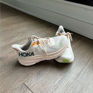 HOKA Clifton 9 Shoe *size 8 wide*